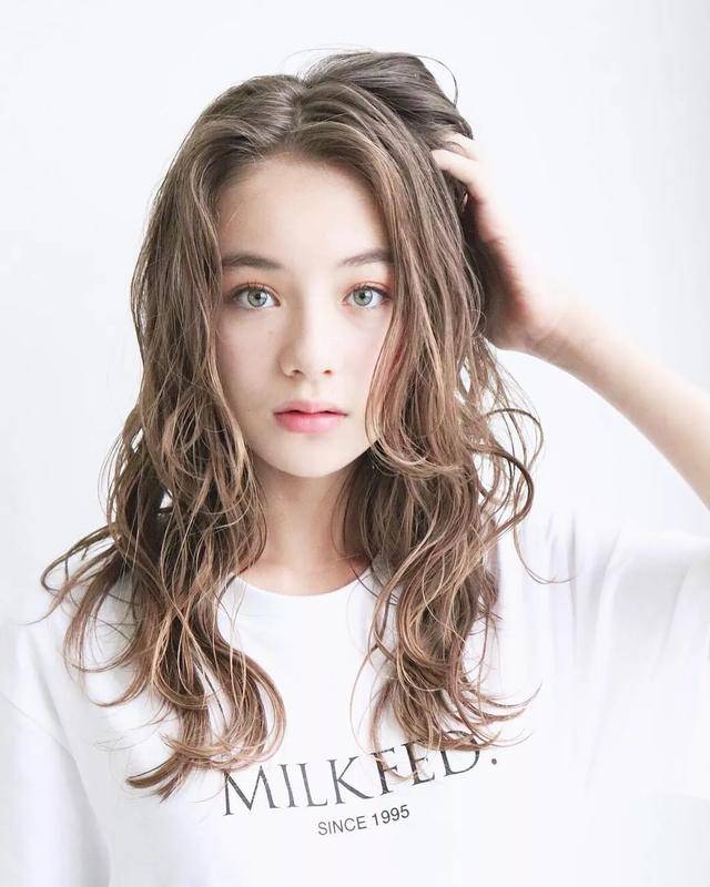 13岁的“日本奇迹女孩”拥有超越年龄层的美貌