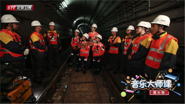 同学们探索地下三十米的地铁隧道.jpg